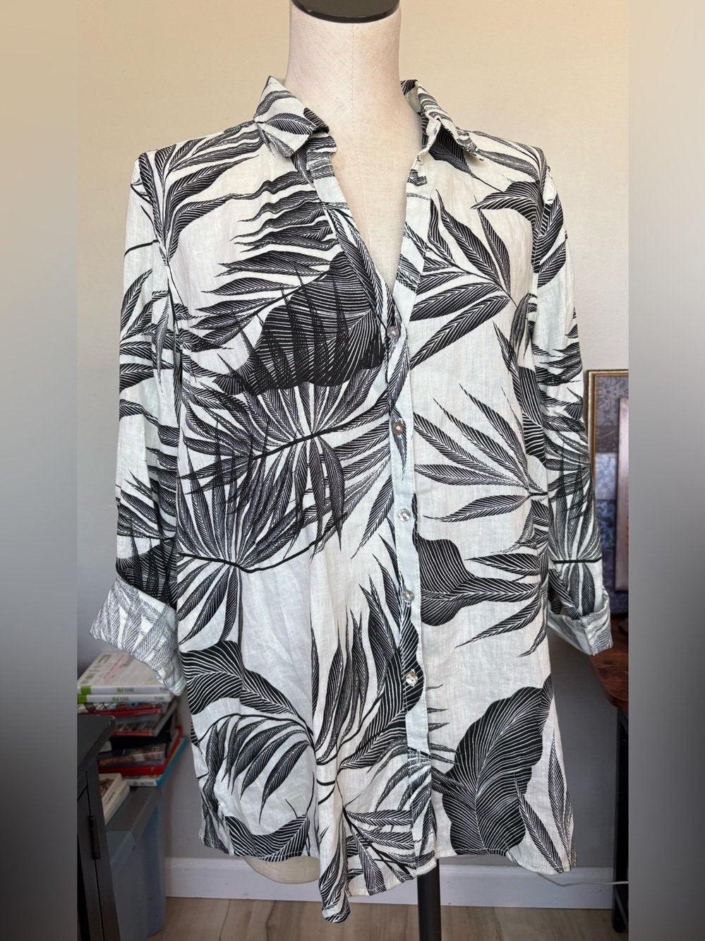 Tahari 100% linen Black & White Tropical Print Button-Front Blouse
